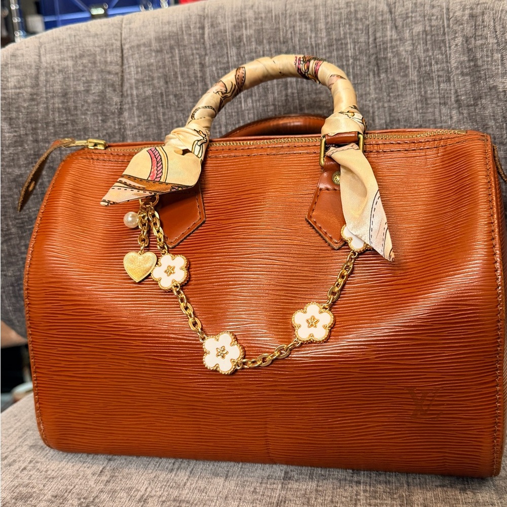 LOUIS VUITTON
Epi Speedy 25  Kenyan Fawn With Unbranded Charm & Twilly